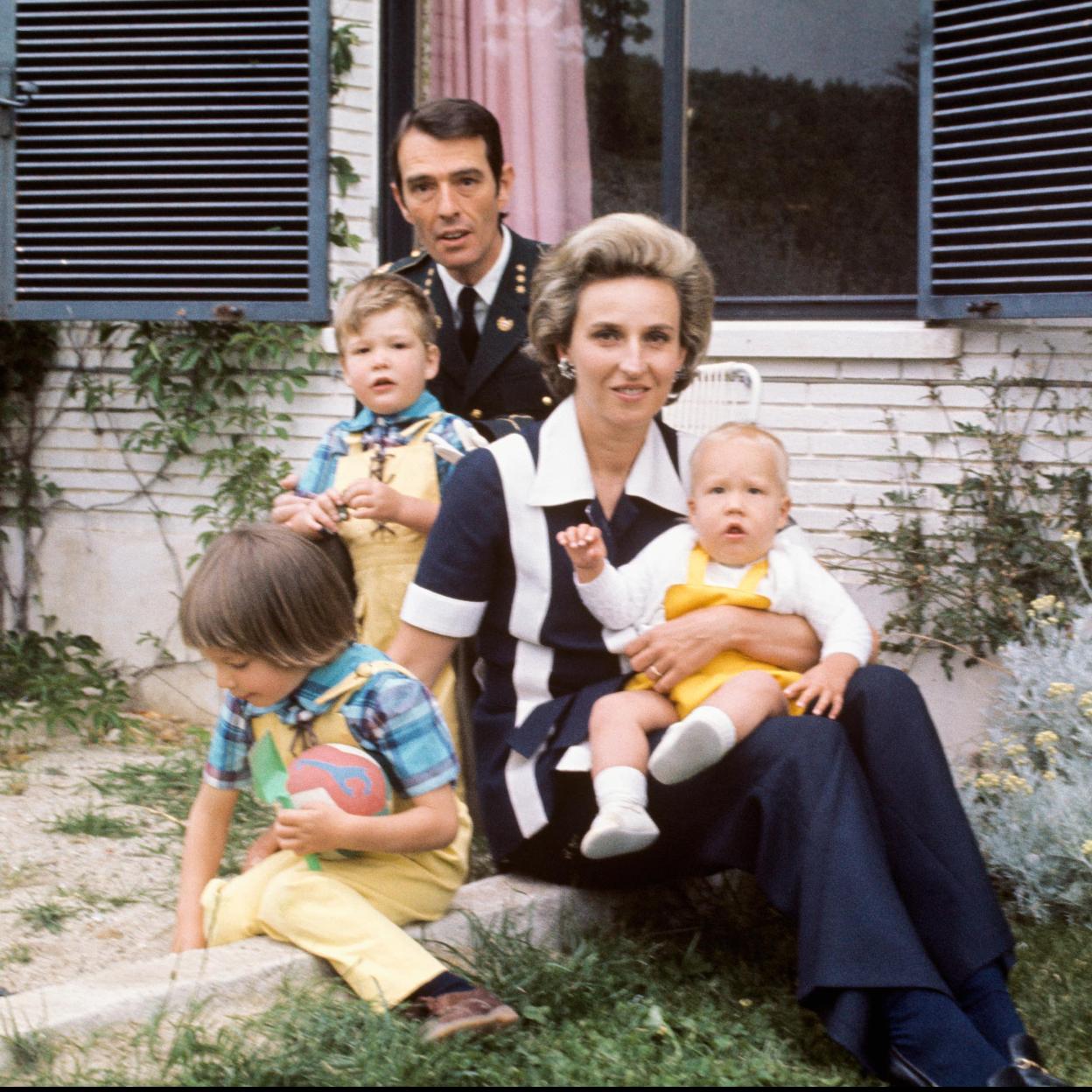 La infanta Pilar de Borbón junto a su marido y tres de sus cinco hijos.