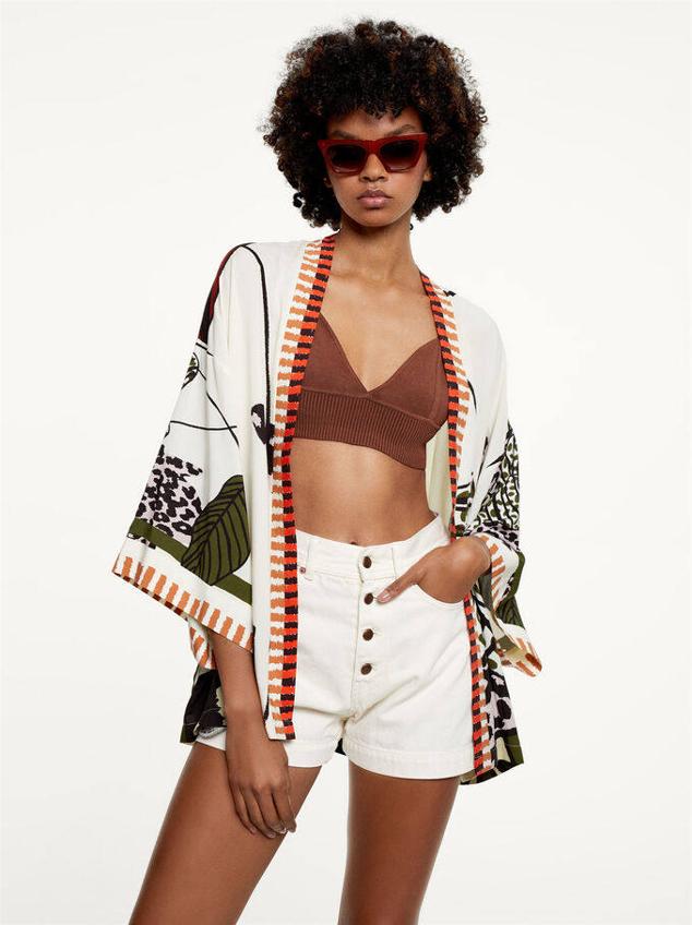 Este kimono con estampado tiene un diseño corto y una manga francesa de corte ancho.