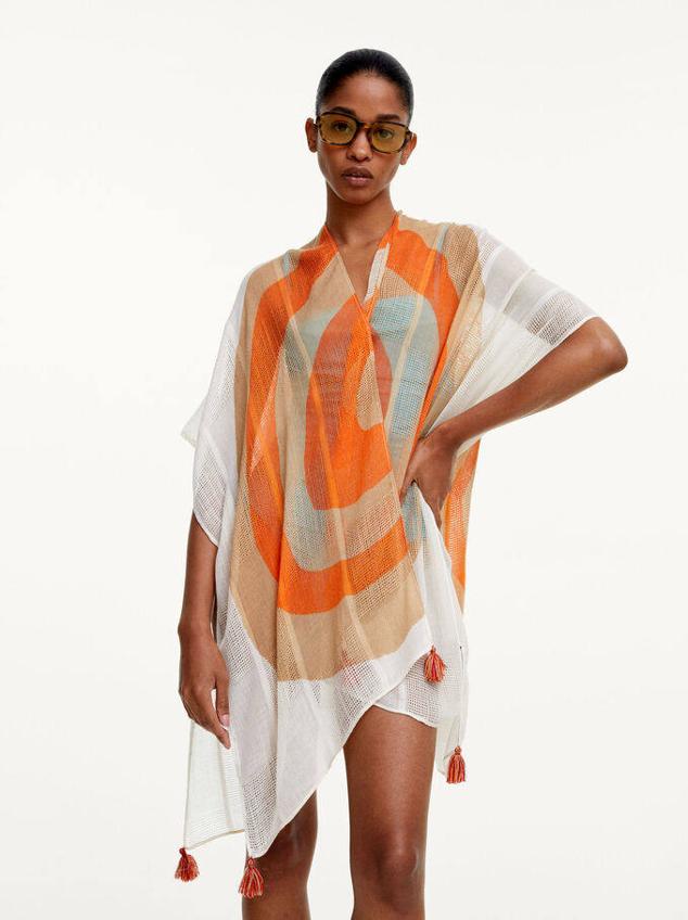 Seguimos con un modelo de diseño abierto y color crudo que cuenta con un estampado en naranja.