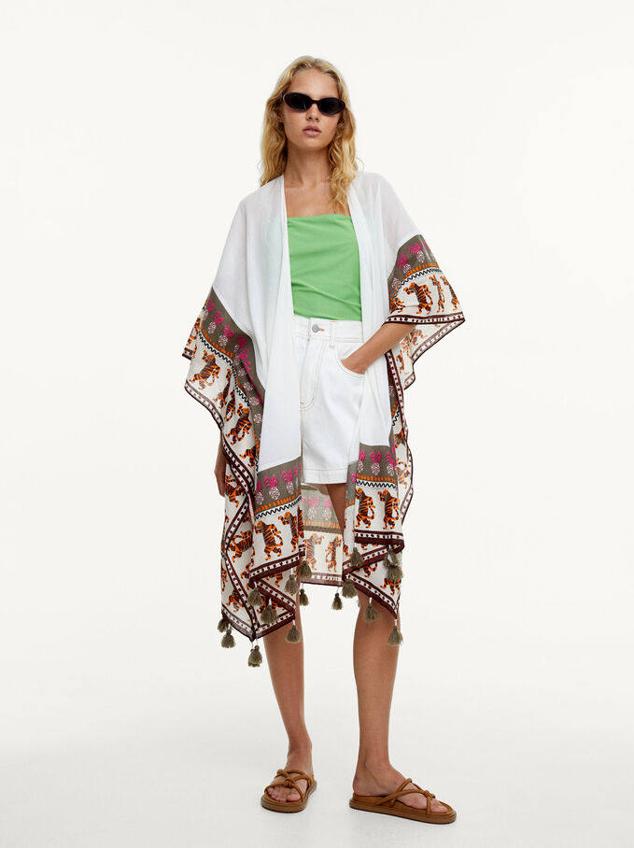 Nuestro favorito es este kimono estampado que tiene un diseño abierto y una manga francesa.