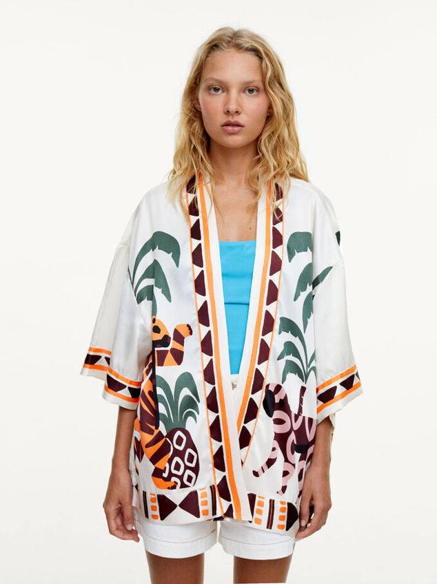 Si quieres darle un toque alegre a tu look, te recomendamos este kimono que cuenta con un original estampado.