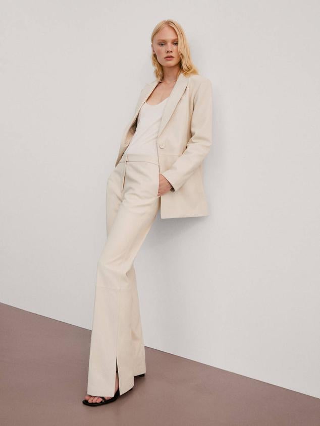 Blazer en tejido de piel de napa con solapas de pico, manga larga, bolsillos y cierre de botón, en crudo, de Massimo Dutti. Su precio es de 249 euros.