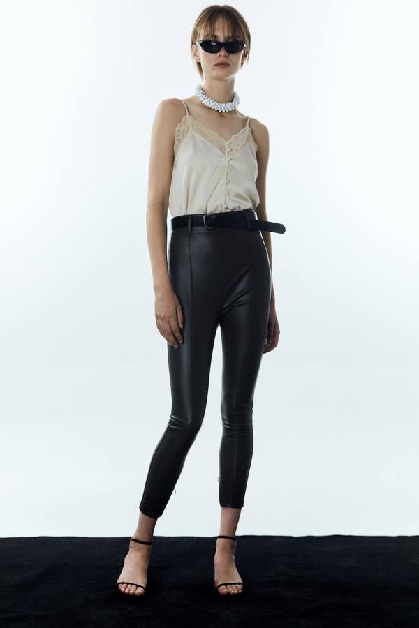 Leggings en tejido efecto piel con tiro alto, pernera ajustada y cremalleras en el bajo, de Sfera. Está disponible en varios colores, a 29,99 euros.