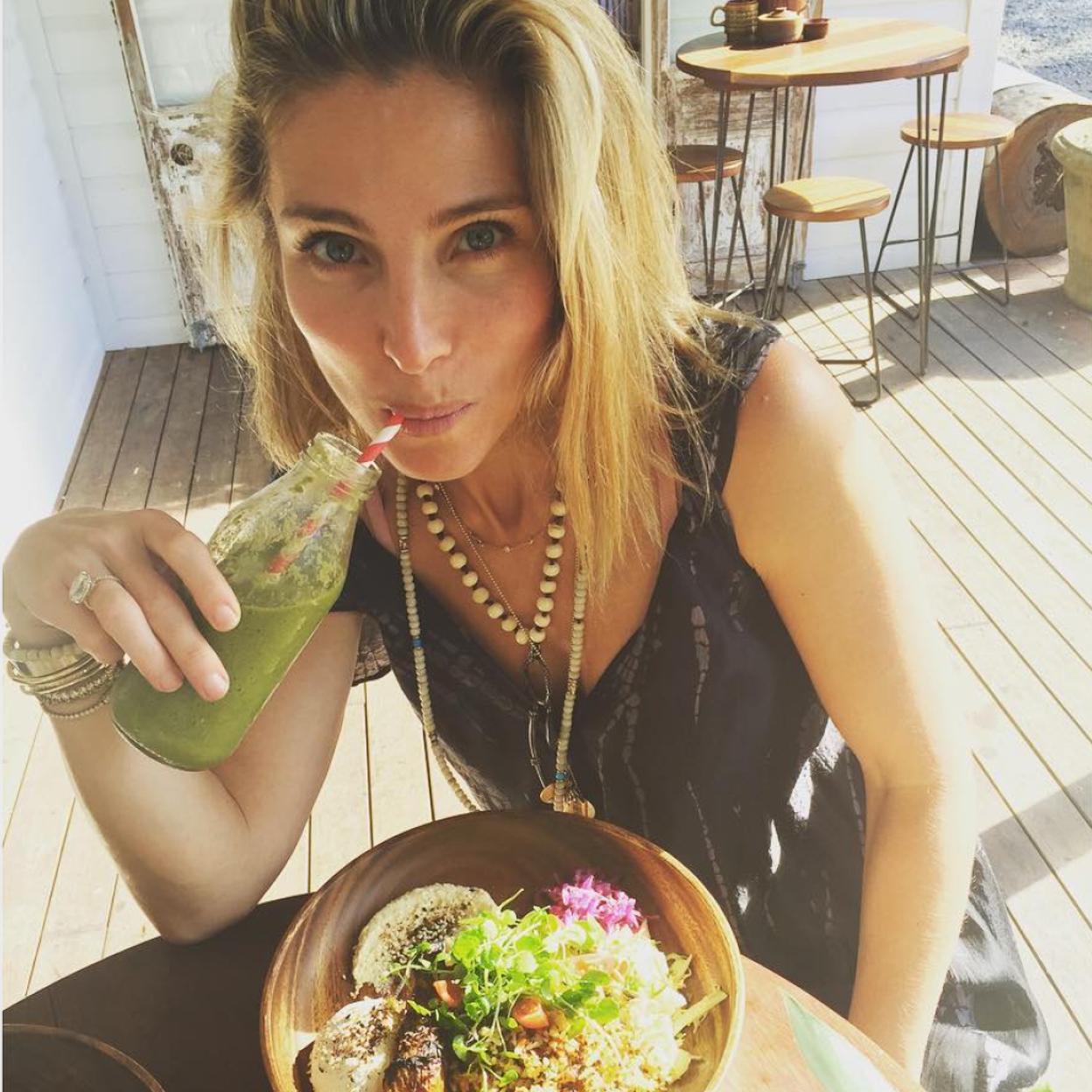 Nada de infusiones: el smoothie favorito de Elsa Pataky ayuda a adelgazar y aporta la energía necesaria para hacer tu entrenamiento diario