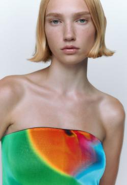 Imagen secundaria 2 - Vestido palabra de honor y con estampado colorido de Zara. 