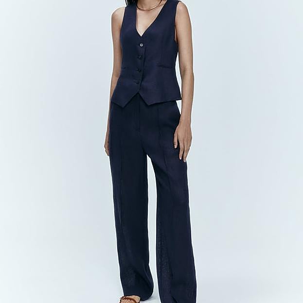 Imagen principal - Este conjunto de chaleco y pantalón se ha convertido en un auténtico éxito de ventas de la nueva colección de Zara. Chaleco azul marino de Zara (29,99 euros). Pantalón masculino de tiro alto de Zara (39,99 euros). 