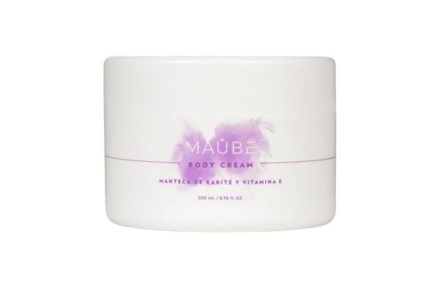 Una crema hidratante corporal de textura ligera y rápida absorción que te envuelve en una fragancia dulce y juguetona con un toque sensual. Además, mejora la flexibilidad y elasticidad de la piel mientras ayuda a mantener el factor de hidratación de la piel. Es de Maûbe. Precio: 6,95 €.