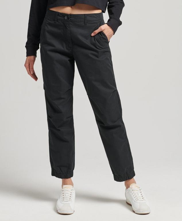 Pantalones parachute grip negros para combinar con tops coloridos o más sobrios, depende de la ocasión. Son de Superdry. Precio: 89,99 €.