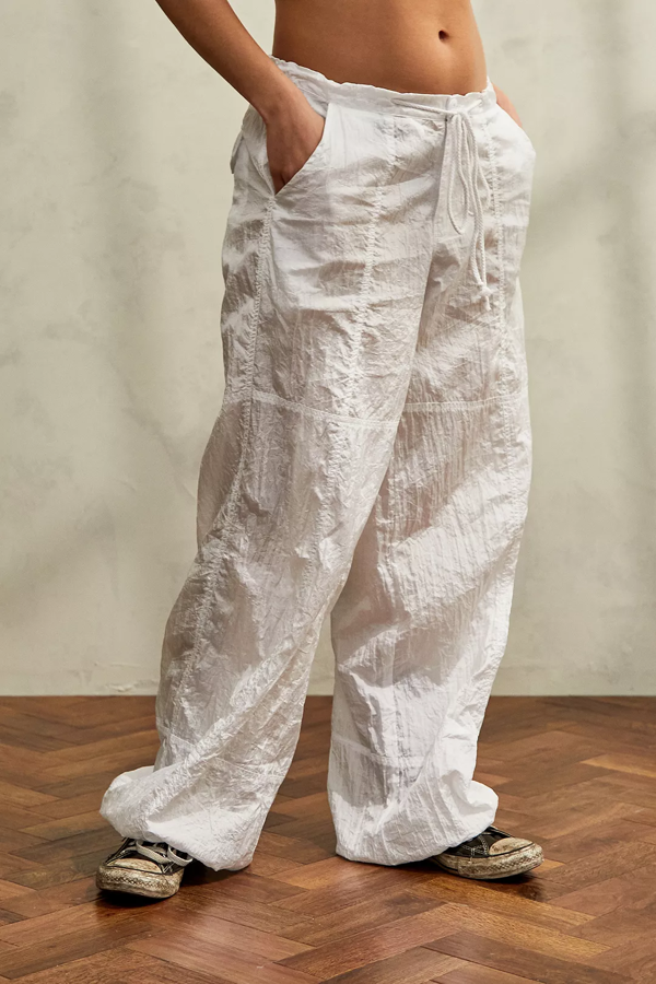 Pantalones parachute confeccionado en una versión extra ancha y de cintura baja. Además, cuenta con un tejido de acabado texturizado. Son de Urban Outfitters. Precio: 65 €.