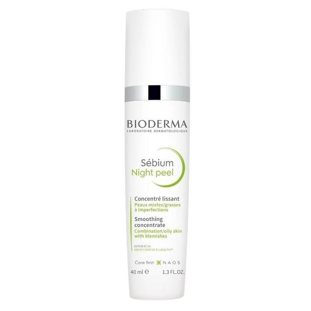 Sebium Serum es todo lo que necesitas si tienes la piel grasa. Un concentrado que tiene un efecto exfoliante ligero que devuelve el aspecto natural de la tez sin imperfecciones. Es de Bioderma. Precio: 23,90 €.
