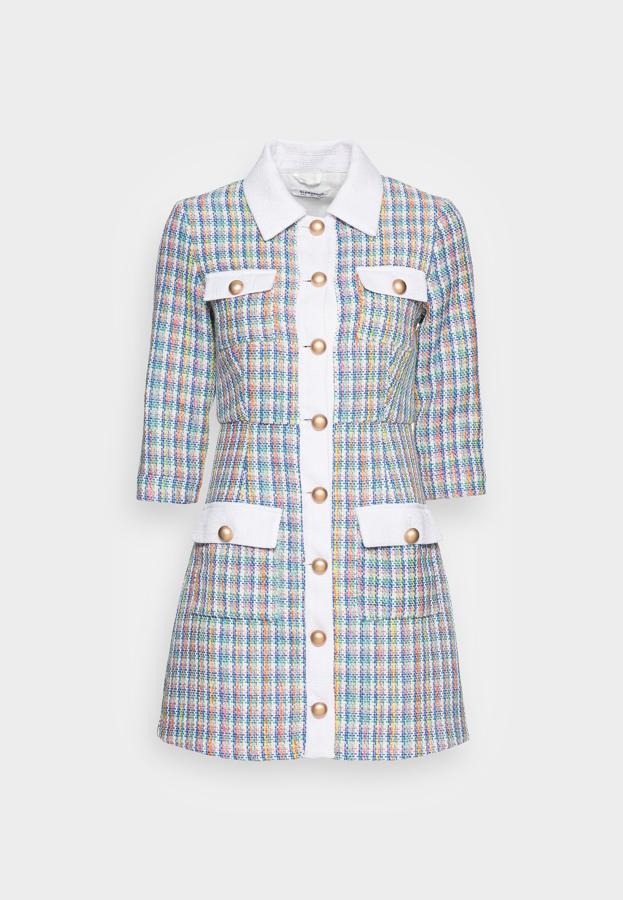 Vestido corto de tweed multicolor para looks elegantes combinado con accesorios llamativos. Diseñado con bolsillos tipo tapeta a contraste botonadura dorada. Es de Glamorous. Precio: 104,99.
