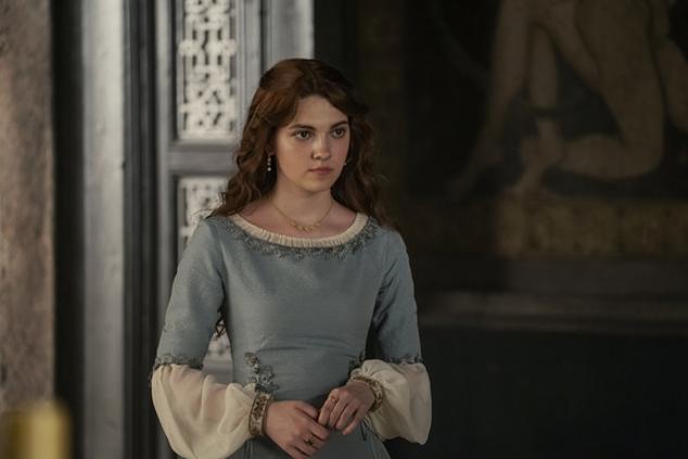 Emily Carey (Anastasia) en su juventud y Olivia Cooke (Vanity Fair) en la edad adulta interpretan a esta joven, considerada por muchos la mujer más bonita de Poniente. Hija de Otto Hightower, la Mano del Rey, se mueve por la corte como pez en el agua y tiene una relación muy cercana con Rhaenyra, la hija de Viserys.