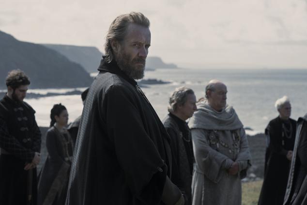 Rhys Ifans (Notting Hill) es Otto Hightower, la Mano de Rey y hombre de confianza de Viserys. Su relación con Daemon es especialmente tensa y su principal preocupación es el futuro de su hija, a quien cuida en soledad tras la muerte de su mujer. 