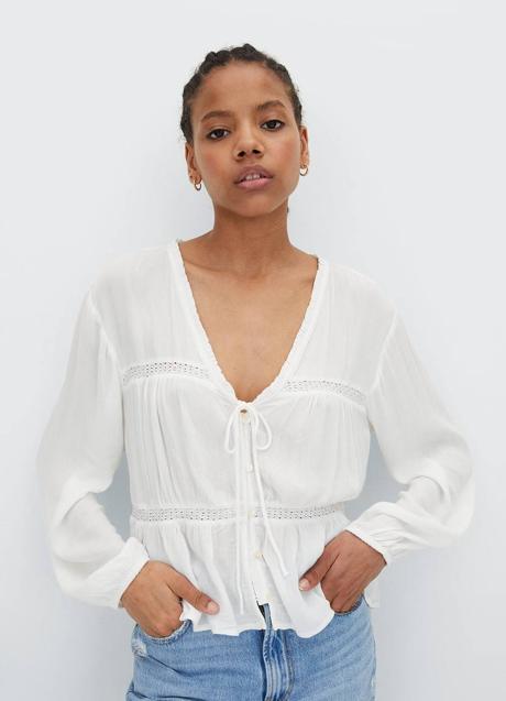 Imagen - Blusa blanca de bambula y encaje de Sytradivarius (19.99 euros).