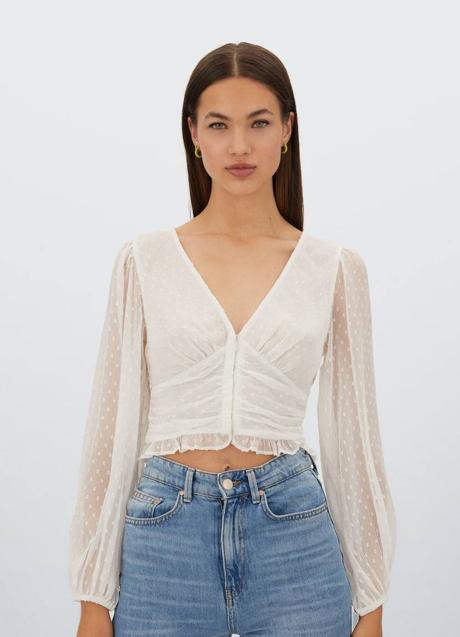 Imagen - Blusa blanca de plumetti de Stradivarius (19.99 euros).