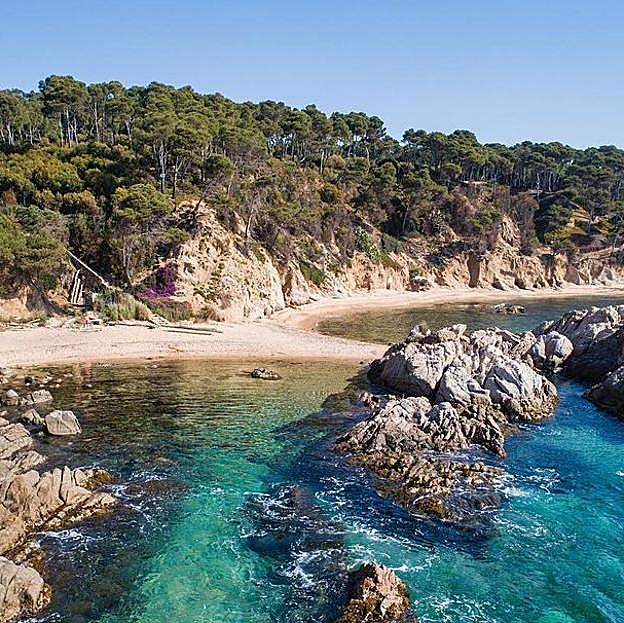 Cala Estreta en Palamós, es ideal disfrutar en familia de un día de sol y playa.