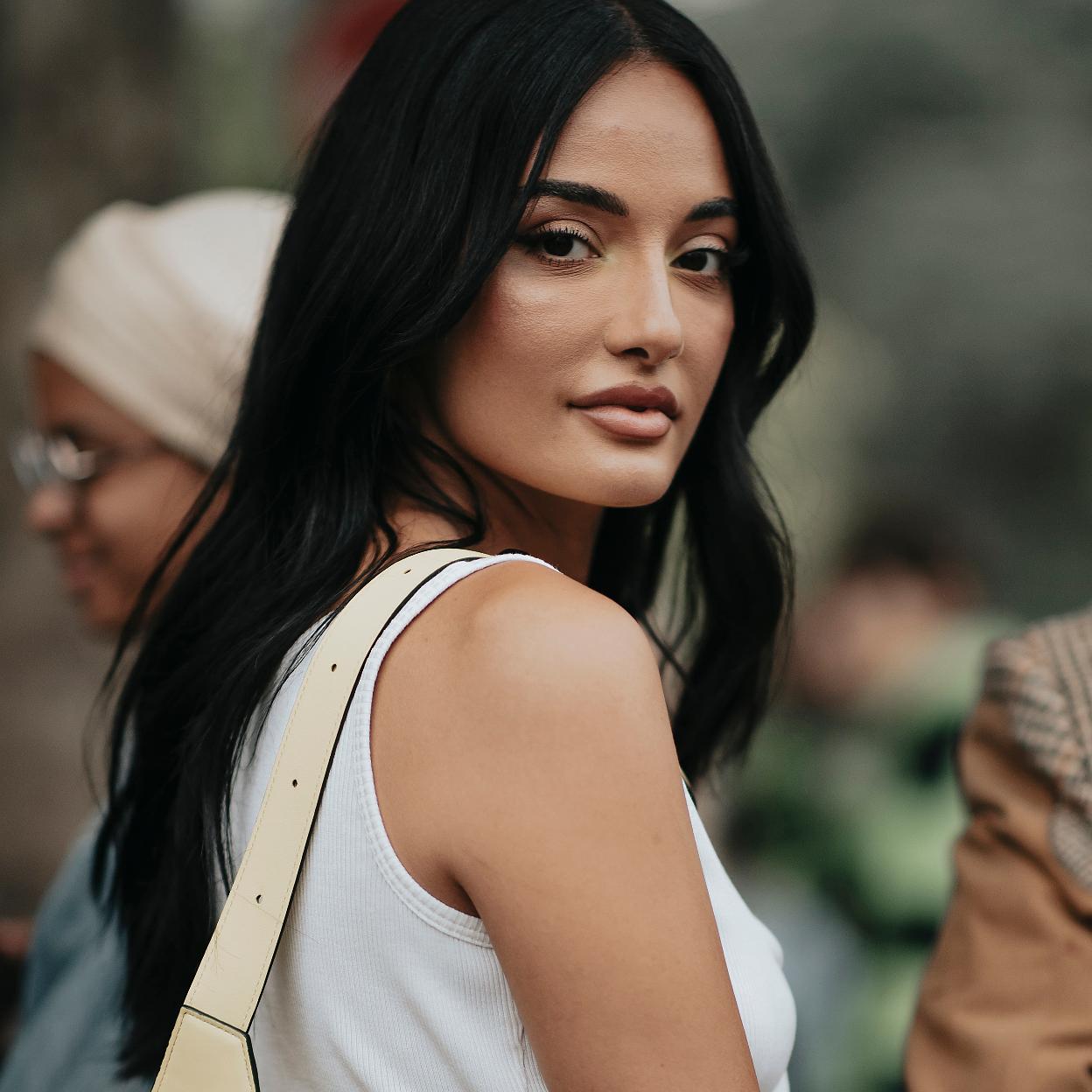 Este es el nuevo truco viral para eliminar las arrugas de la frente.