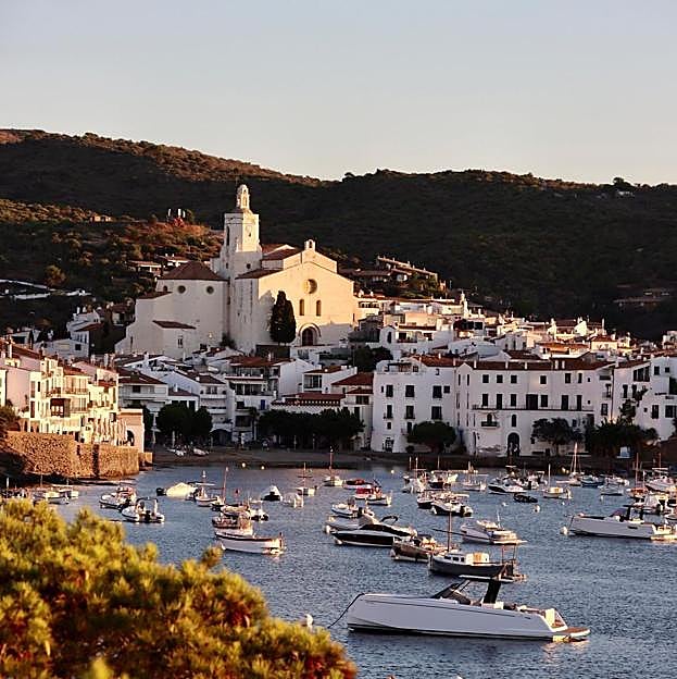 Cadaqués es uno de los pueblos más mágicos de toda la costa catalana que destaca por sus blancas casas y calles impolutas.