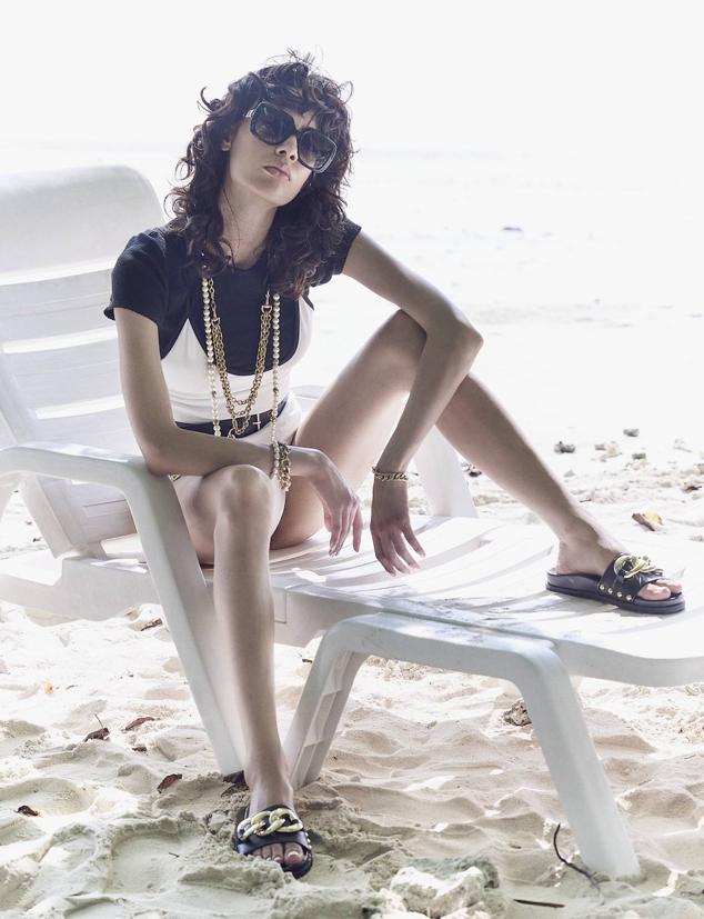 Bañador de Stella McCartney, camiseta de Schiesser, cinturón de Wheat y sandalias de Steve Madden.Las gafas de sol son de Escada y las pulseras y collares, de Rebelle.