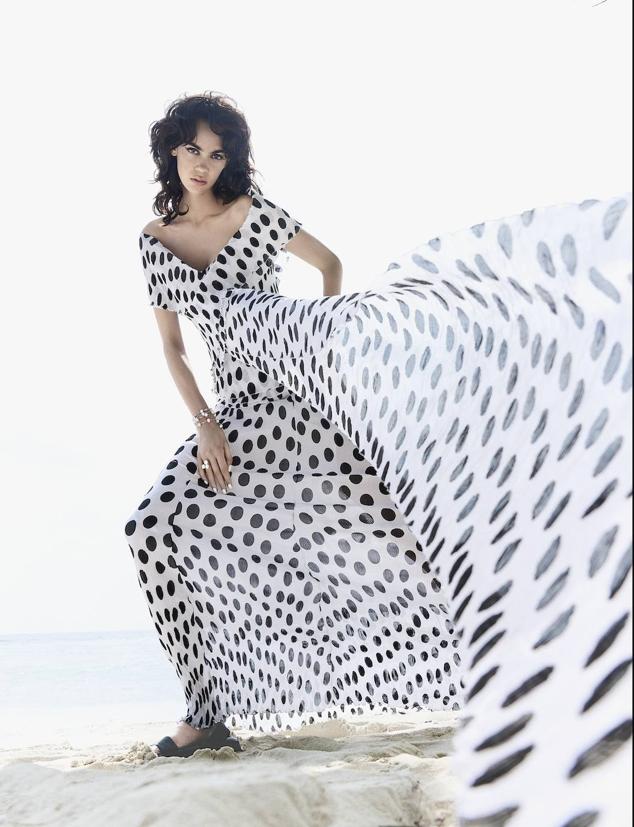 Vestido plisado de Susanne Wiebe y sandalias de Sorel.