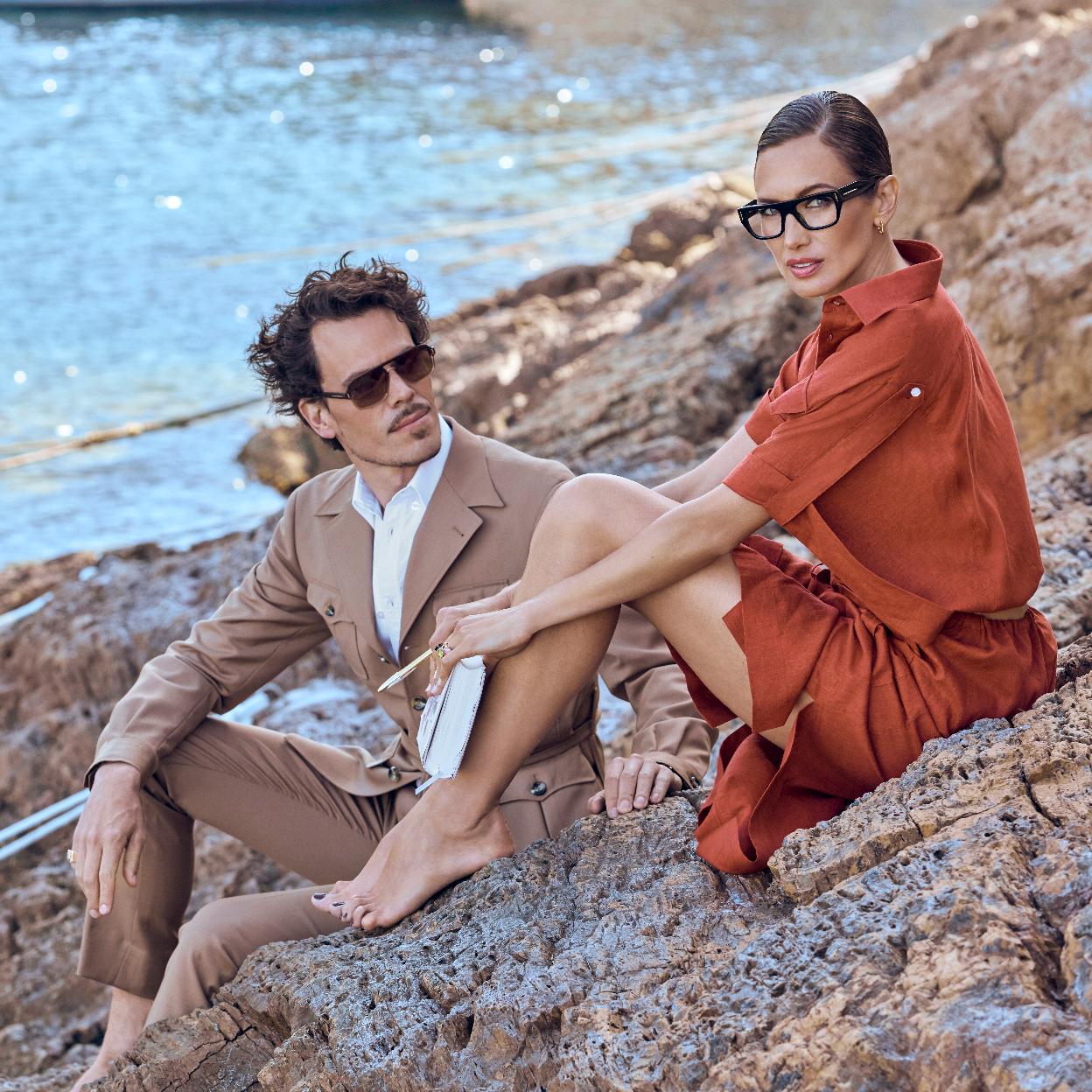 A la izquierda, Juan Avellaneda y Nieves Álvarez posan para la campaña de gafas Mó que ha diseñado el creativo.