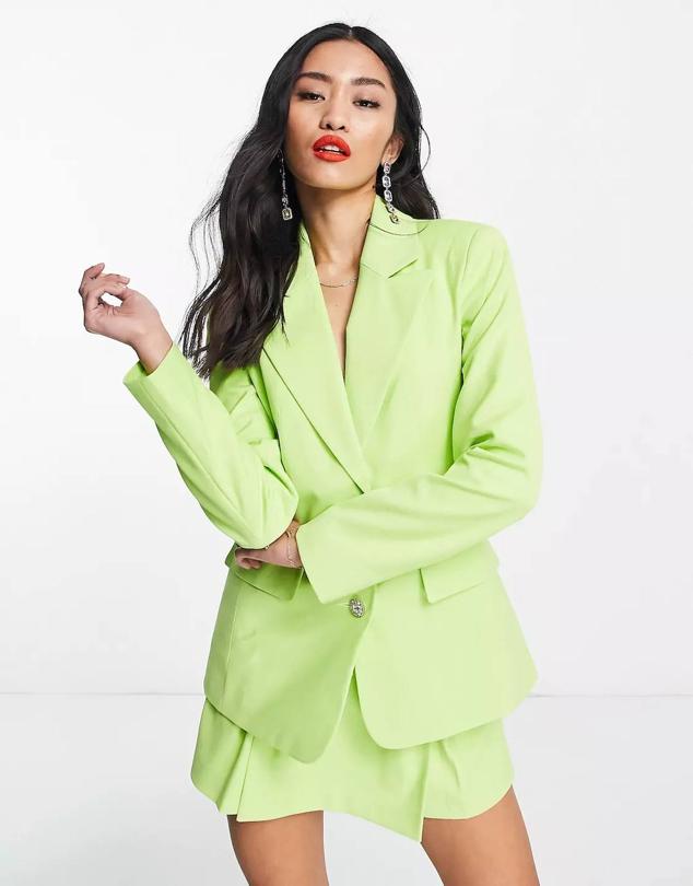 Americana de cuello solapa con muesca y cierre mediante botones enjoyados, color lima, de Miss Selfridge. Está en Asos a 71,99 euros.