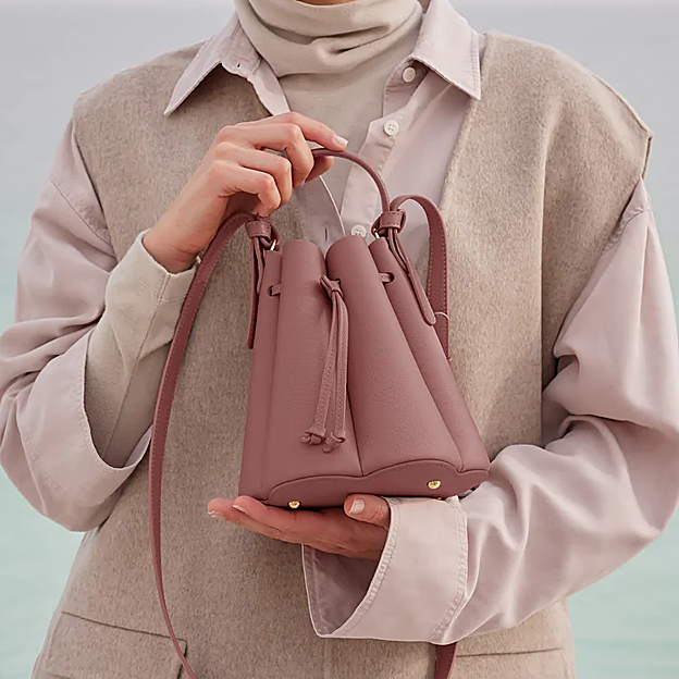 Imagen principal - El bolso Nº8 de Polène.