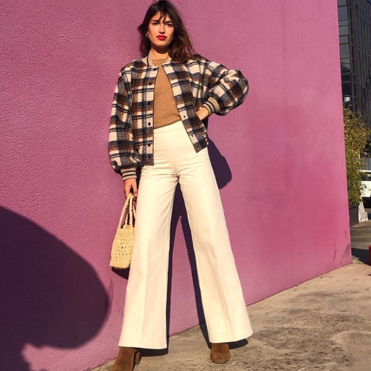 Los vaqueros rectos rejuvenecen y favorecen a todas las edades.