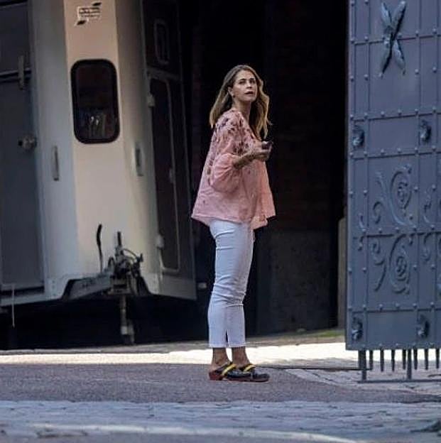 Magdalena de Suecia con un look con zuecos.