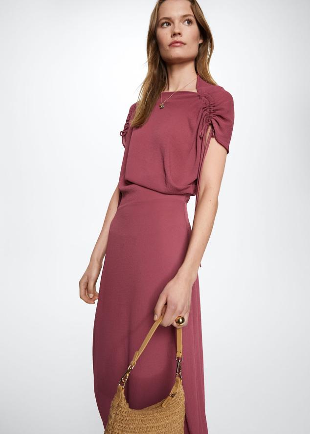 Con la llegada del mes de septiembre los colores se empiezan a volver más apagados. Los llamados tonos empolvados hacen acto de presencia para quedarse con nosotras hasta la próxima primavera. Vestido midi de Mango (49,99 euros). 