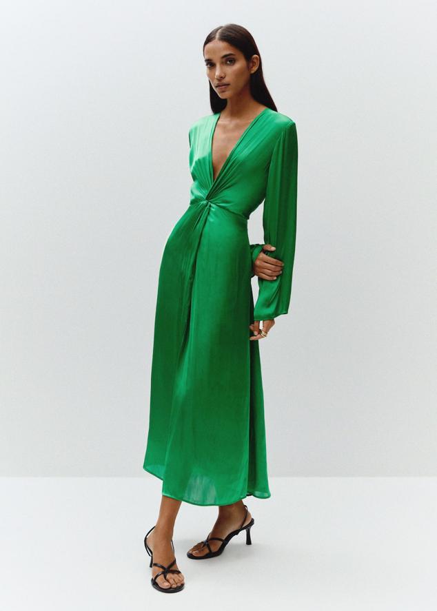 Los tejidos ligeramente satinados son una propuesta 100% otoñal. Los vestidos de tirantes van dando paso a diseños de manga larga, más acordes a las temperaturas que nos esperan en unas semanas. Vestido verde Mango (59,99 euros). 