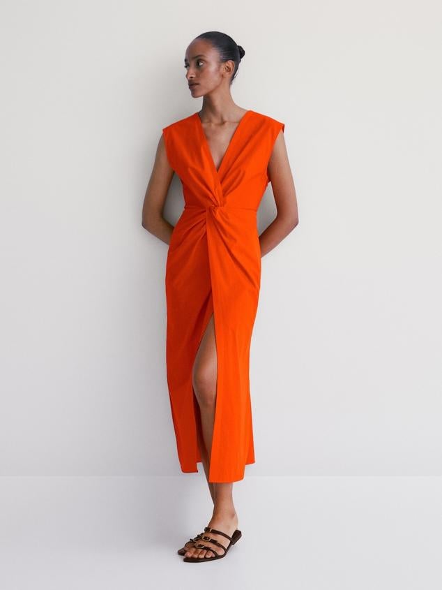 Si tienes una boda en septiembre, en algún lugar donde todavía hará calor, este diseño en un color vitamina será tu mejor aliado. Vestido sin mangas drapeado de Massimo Dutti (79,99 euros). 
