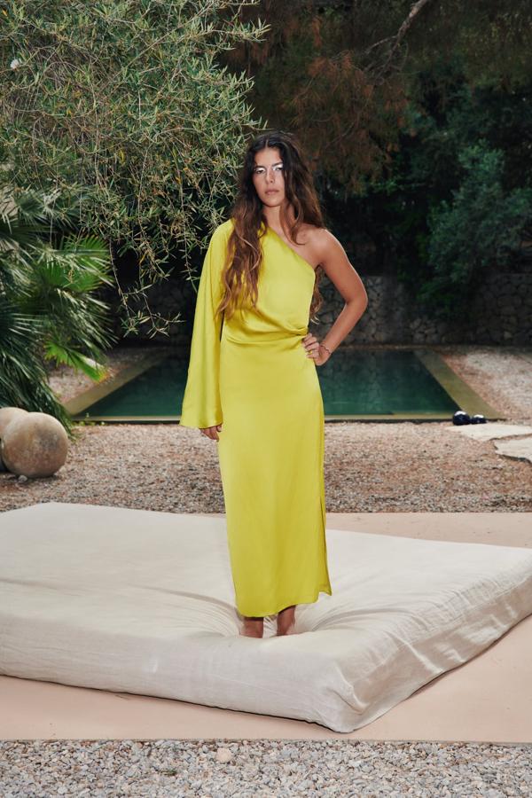 Y para terminar esta selección de vestidos de invitada, un tono atrevido y vivo, que también funciona en entretiempo. Vestido asimétrico en verde lima de Zara (59,99 euros). 