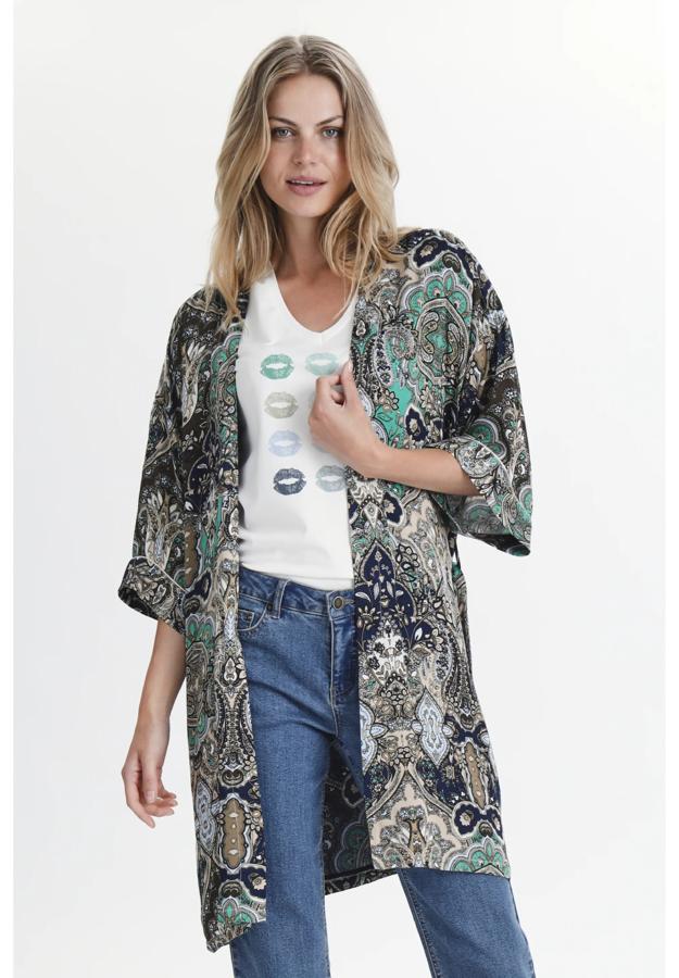 Chaqueta larga y fina elaborada en viscosa y con estampado Paisley de la firma Culture. El cinturón se ajusta a la cintura para un acabado más estilizado. Precio: 43,97 euros en Zalando (precio habitual: 79,95 euros).