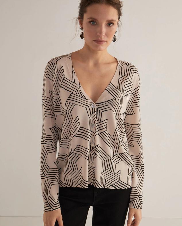 Chaqueta de crep fina con cuello pico y manga larga, realizado en cáñamo y nylon. Su estampado geométrico en negro sobre fondo beige la convierten en una prenda muy especial. Precio: 19,99 euros en El Corte Inglés (precio habitual: 49,99 euros). Cómpralo aquí