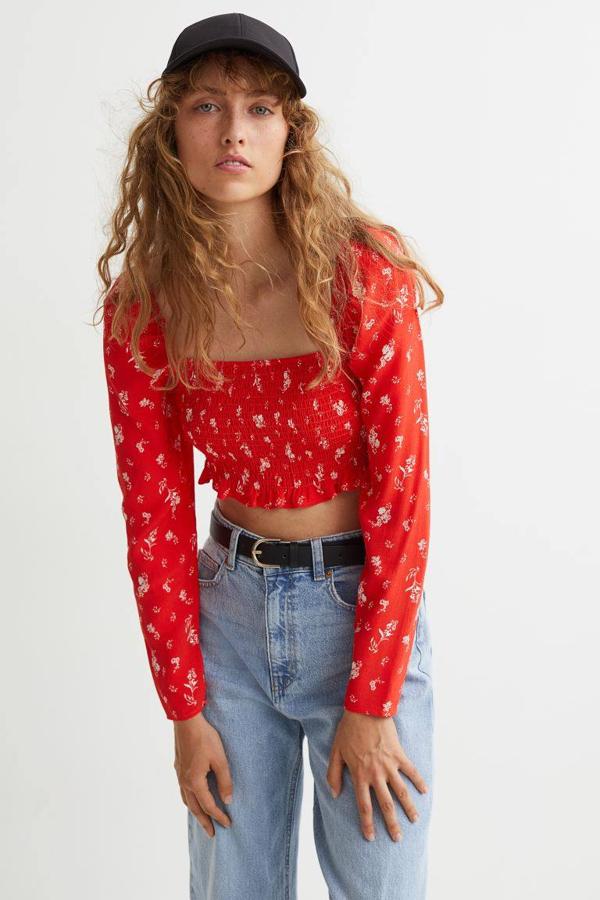 Esta blusa cropped tiene el cuerpo fruncido, un ribete de volante en el bajo y un escote cuadrado.