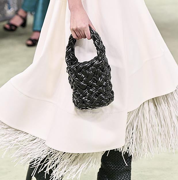 Imagen principal - Bolsos de Bottega Veneta en el desfile de la firma para este otoño, en el que se estrenaba Matthieu Blazy.
