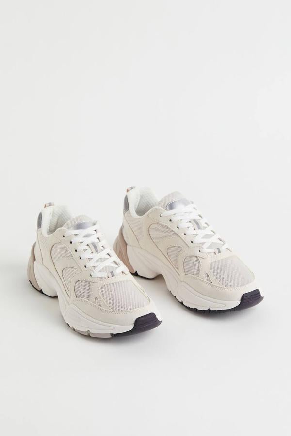 Zapatillas deportivas con materiales combinados, suela gruesa dentada y curva, cierre de cordones y tirador trasero, de H&M. La encontrarás en cuatro versiones, por 39,99 euros.