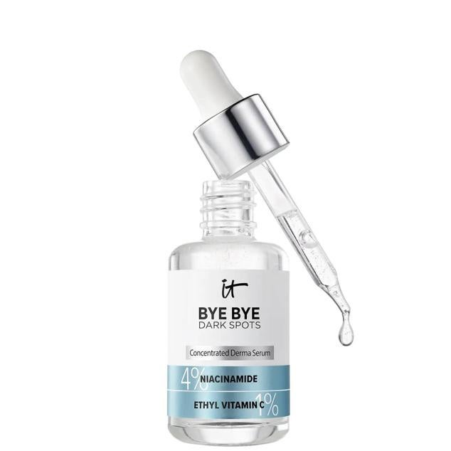 Bye Bye Dark Spots Concentrated Derma Serum de It Cosmetics se caracteriza por una potente combinación de activos antioxidantes con propiedades despigmentantes que logra minimizar los problemas de decoloración y varias clases de manchas, sean originadas por el sol o el envejecimiento. Su fórmula mezcla un 4% de niacinamida y un 1% de vitamina C para igualar tono y textura, a la par que ilumina en profundidad y aclara la pigmentación, con la ayuda del ácido salicílico y la cafeína. Cómpralo aquí