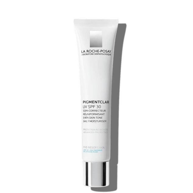 Pigmentclar UV SPF30 de La Roche Posay es una crema unificadora del tono con protección solar SPF30 contra los rayos UVA y UVB que evita y corrige la aparición de manchas, así como devuelve el brillo y vitalidad a la piel. Está formulada con una mezcla de niacinamida, ácidos y extractos vegetales antioxidantes con acción despigmentante e iluminadora. Cómpralo aquí