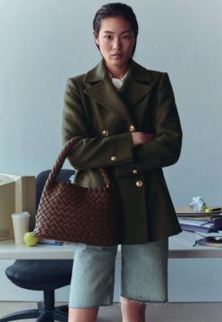 Imagen secundaria 2 - Bolso trenzado granate de Mango.