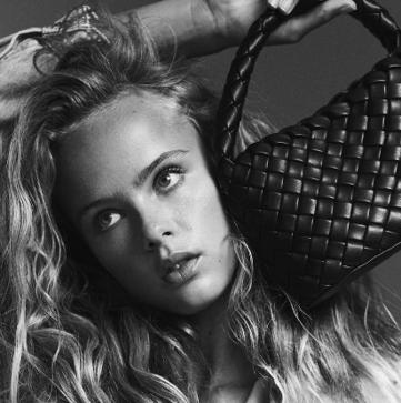 Imagen secundaria 1 - Bolso trenzado de Mango en pequeño y en color negro.