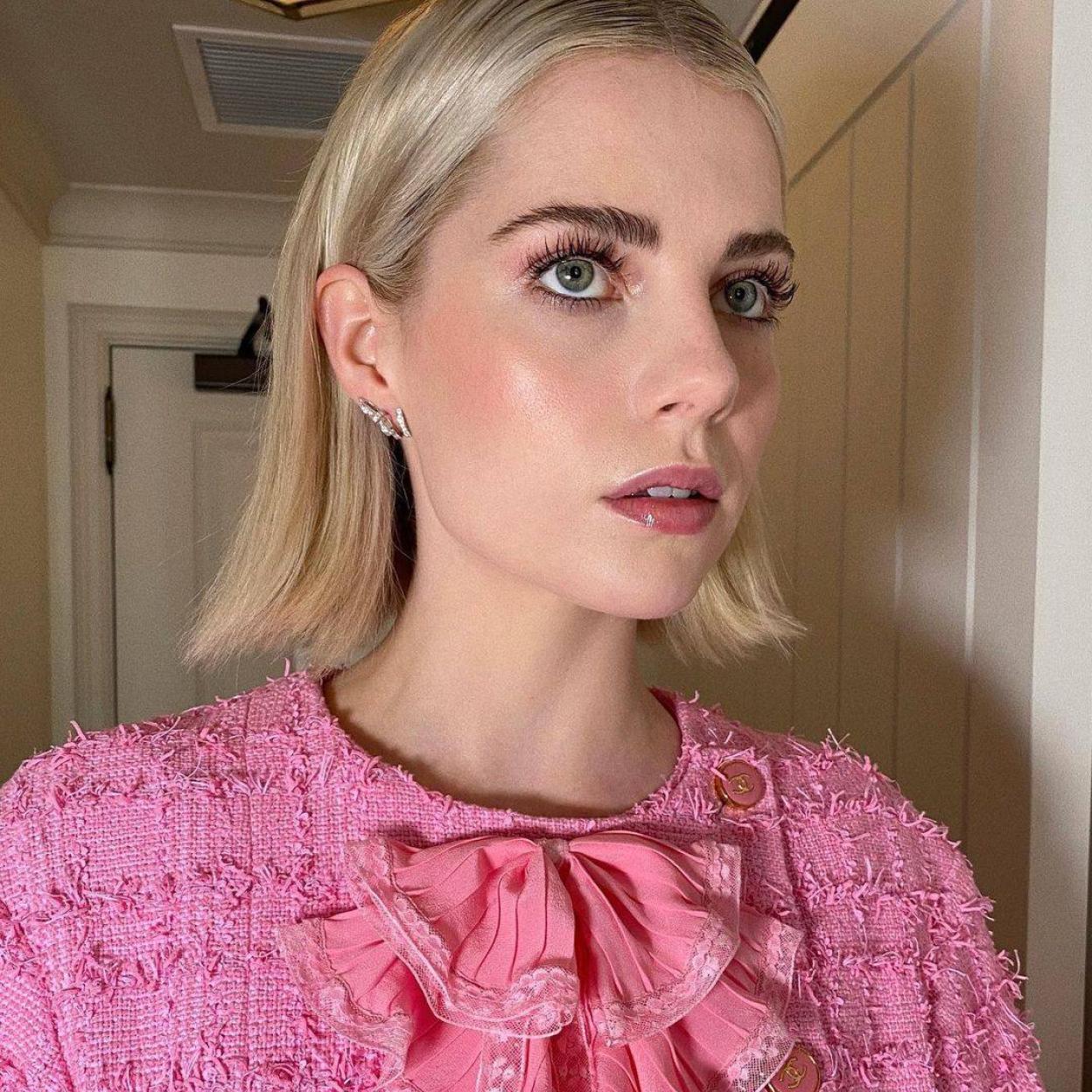 Consigue las pestañas bambi de Lucy Boynton con estos tratamientos avanzados estimuladores del crecimiento