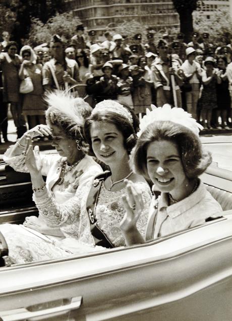 Imagen - La reina Federica y sus hijas, Sofía e Irene de Grecia, a su llegada a Madrid en 1960, un año antes de la boda de Sofía y Juan Carlos. (FOTO: Gtres).