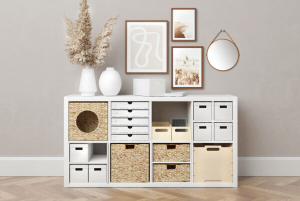 Un aparador minimalista con mucho almacenaje es lo que se consigue en este caso con la estantería KALLAX y unas cuantas cestas de mimbre modelo TÄTING de IKEA (12 euros). Cómpralo aquí