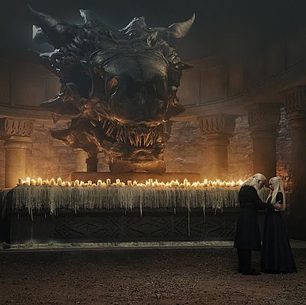 Viserys y Rhaenyra en el momento más importante del primer capítulo de La casa del dragón.