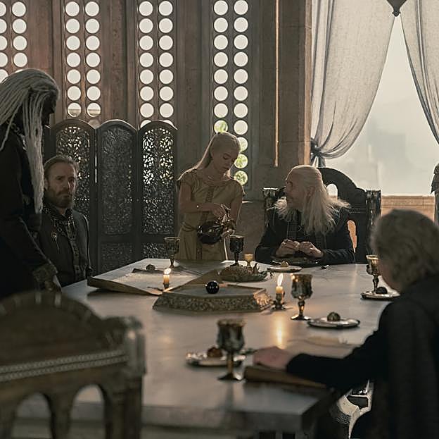 El Rey y Rhaenyra en un momento del consejo del primer episodio de La Casa del dragón. 