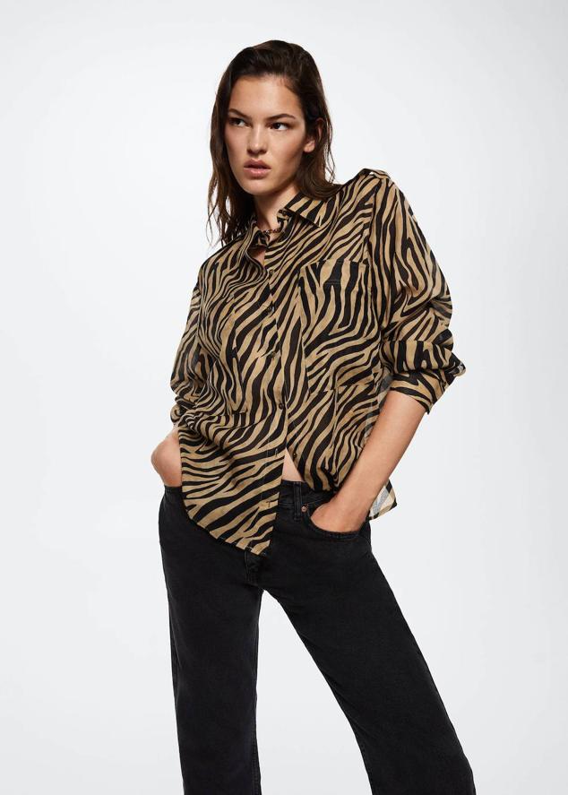 Camisa en tejido 100% algodón fluido con cuello solapa, manga larga, cierre de botones, bolsillos y animal print, de Mango. Está disponible por 35,99 euros.