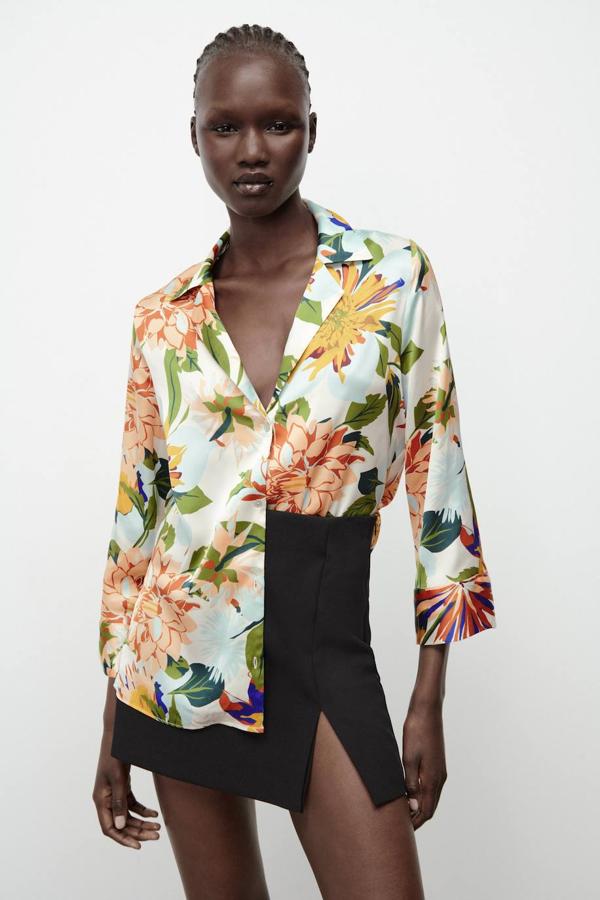 Camisa satinada con escote de pico, cuello solapa con muesca, manga por debajo del codo, aberturas laterales y floral print, de Zara. Cuesta 25,95 euros.