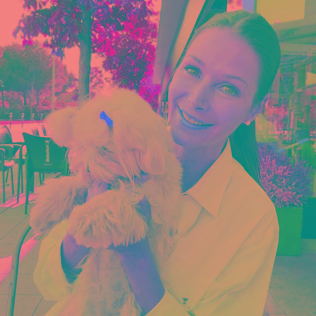 Esther Doña posa en una foto reciente con Chloe, el bichón maltés que le regaló Carlos Falcó, marqués de Griñón. 